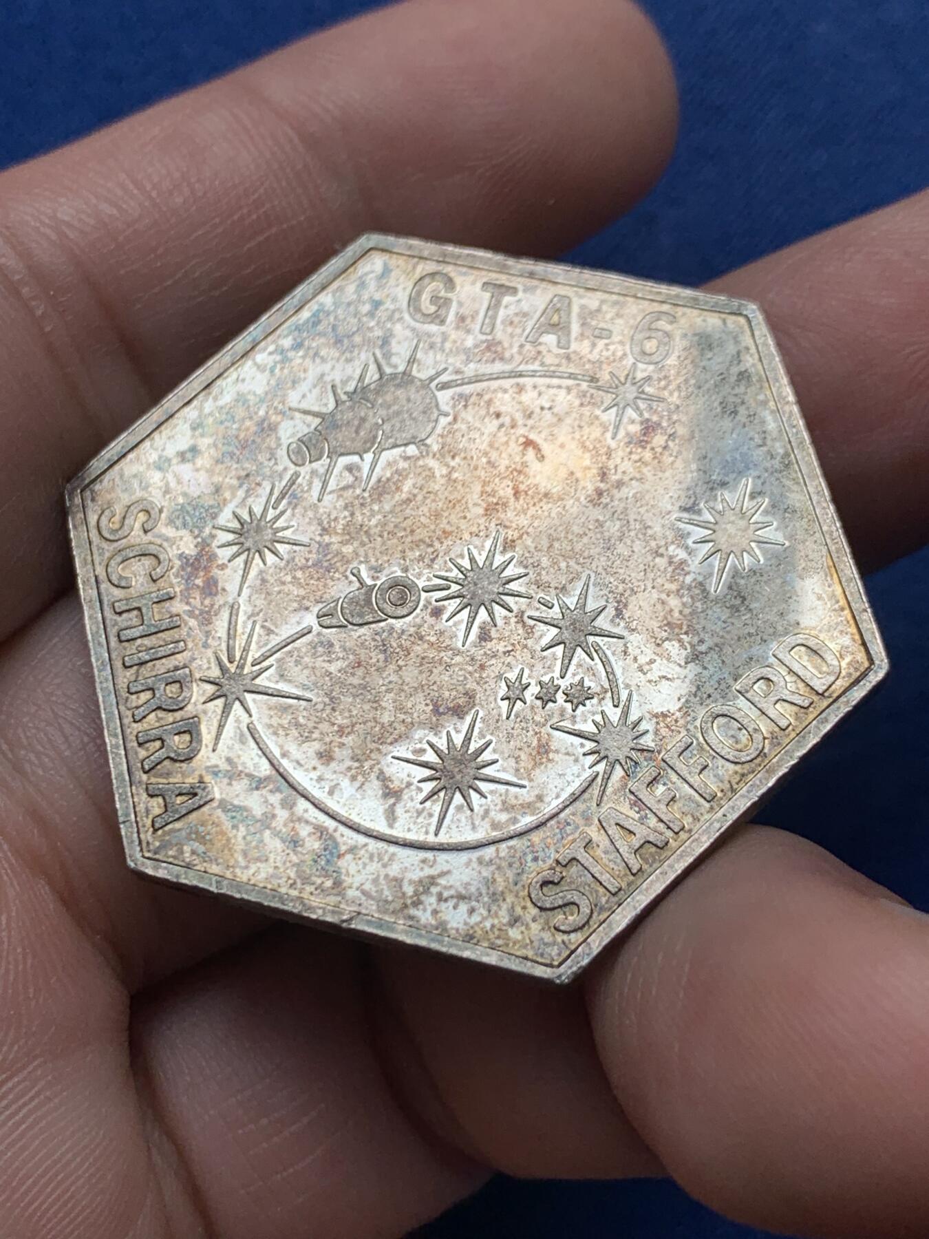 《竞宝斋》第435场 周日，周一2场连拍 （全场包邮） 美国 1965年 双子星6A号 发射升空 六边形纪念银章 36.8mm 20g