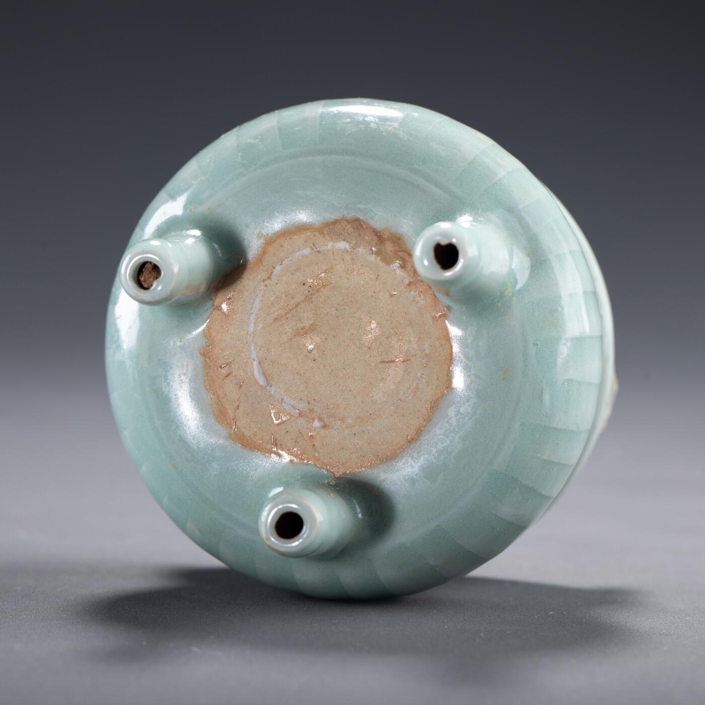 日本大阪雅和auction 2025金秋競賣會第一期 南宋 龍泉窯青瓷香爐 尺寸:D:7.5 H:8cm 備註:木箱