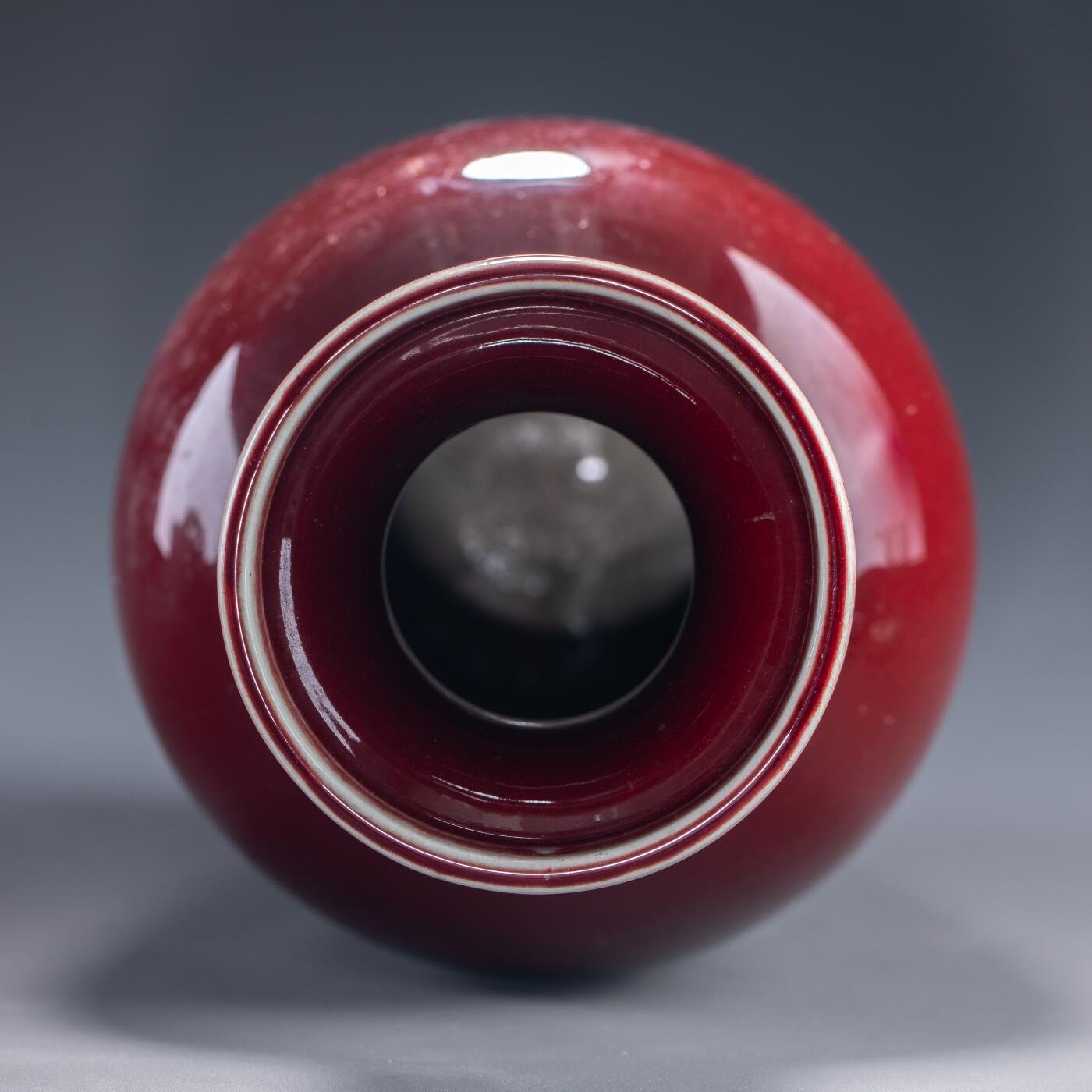 日本大阪雅和auction 2025金秋競賣會第一期 清 郎紅釉瓶 尺寸:W:16 H:35cm