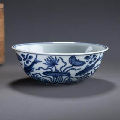 日本大阪雅和auction 2025金秋競賣會第一期 - 明萬曆 青花魚藻紋碗 尺寸:D:15 H:5cm 備註:木箱   通体以青花为饰，外壁绘鱼藻纹，画面平均分为四等分，各绘一鱼，间以莲花，湖水清浅，几点青青生藻荇，四鱼两两相对，头尖嘴阔，扬首甩尾，盈盈游鱼，飘逸灵动，极具神采。碗心青花絵正面立龙，神龙矫健有力，双目圆睁，鬃扬羽翔，展姿露容，灵动威武。圈足之上绘二青花弦纹，外底青花双圈内书“大明万历年制”六字双行楷书款。青花采用回青料，色泽浓艳，晕散
