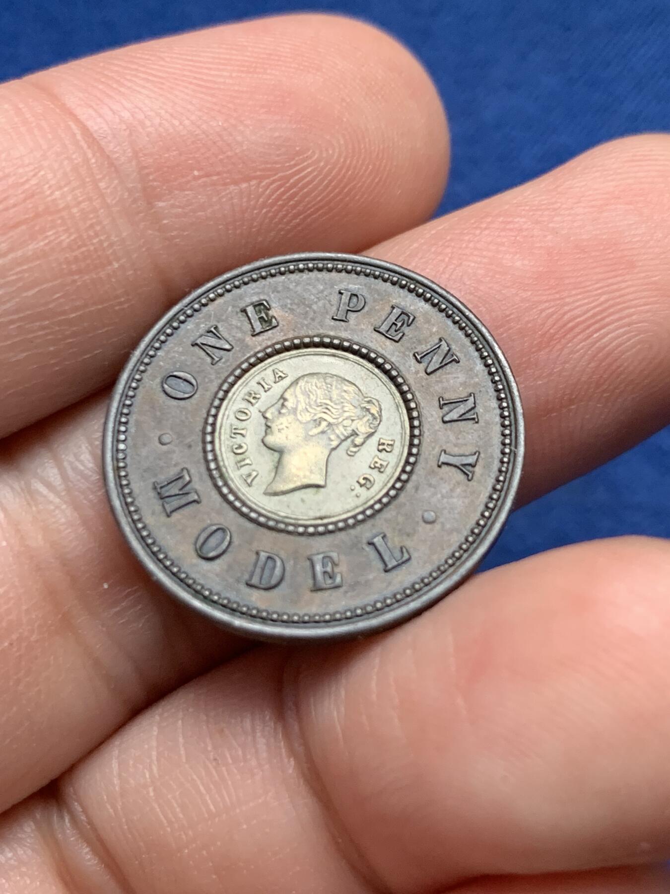 《竞宝斋》第435场 周日，周一2场连拍 （全场包邮） 1844年双色一便士 英国经典币种，英国本土越来越少见，品相不错，内圈女王打制的非常清晰