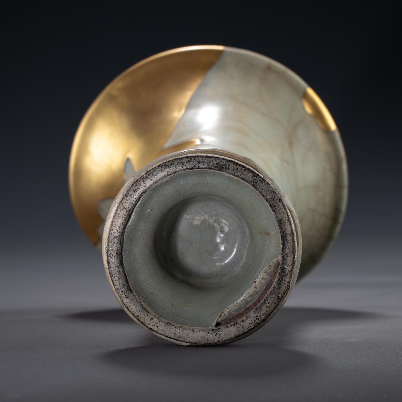 日本大阪雅和auction 2025金秋競賣會第一期 南宋 官窯花觚 金繕 尺寸:W:12 H:16cm