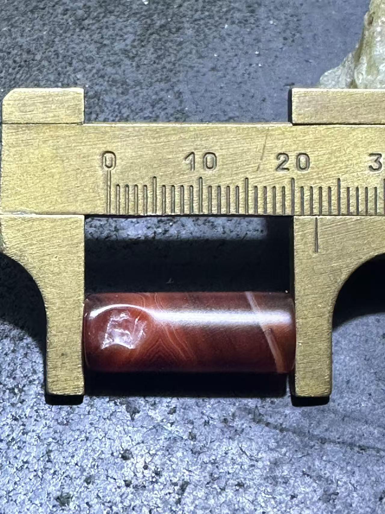 高玉化酒红色缠丝玛瑙通货直桶，桶珠一颗。