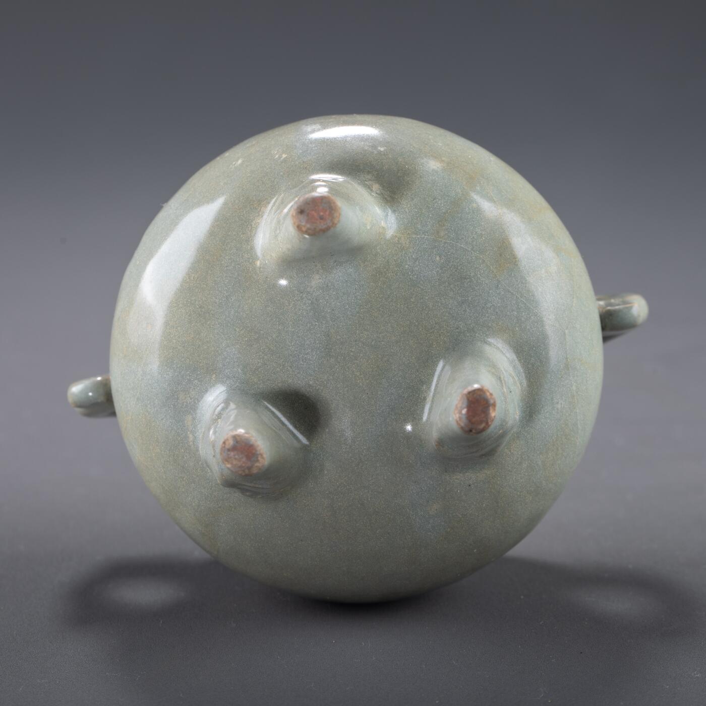 日本大阪雅和auction 2025金秋競賣會第一期 南宋 龍泉窯三足獸香爐 尺寸:D:11 H:8.5cm 備註:木箱