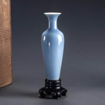 日本大阪雅和auction 2025金秋競賣會第一期 - 清 天藍釉柳葉瓶 尺寸:W:5 H:15.5cm 備註:木箱,底座