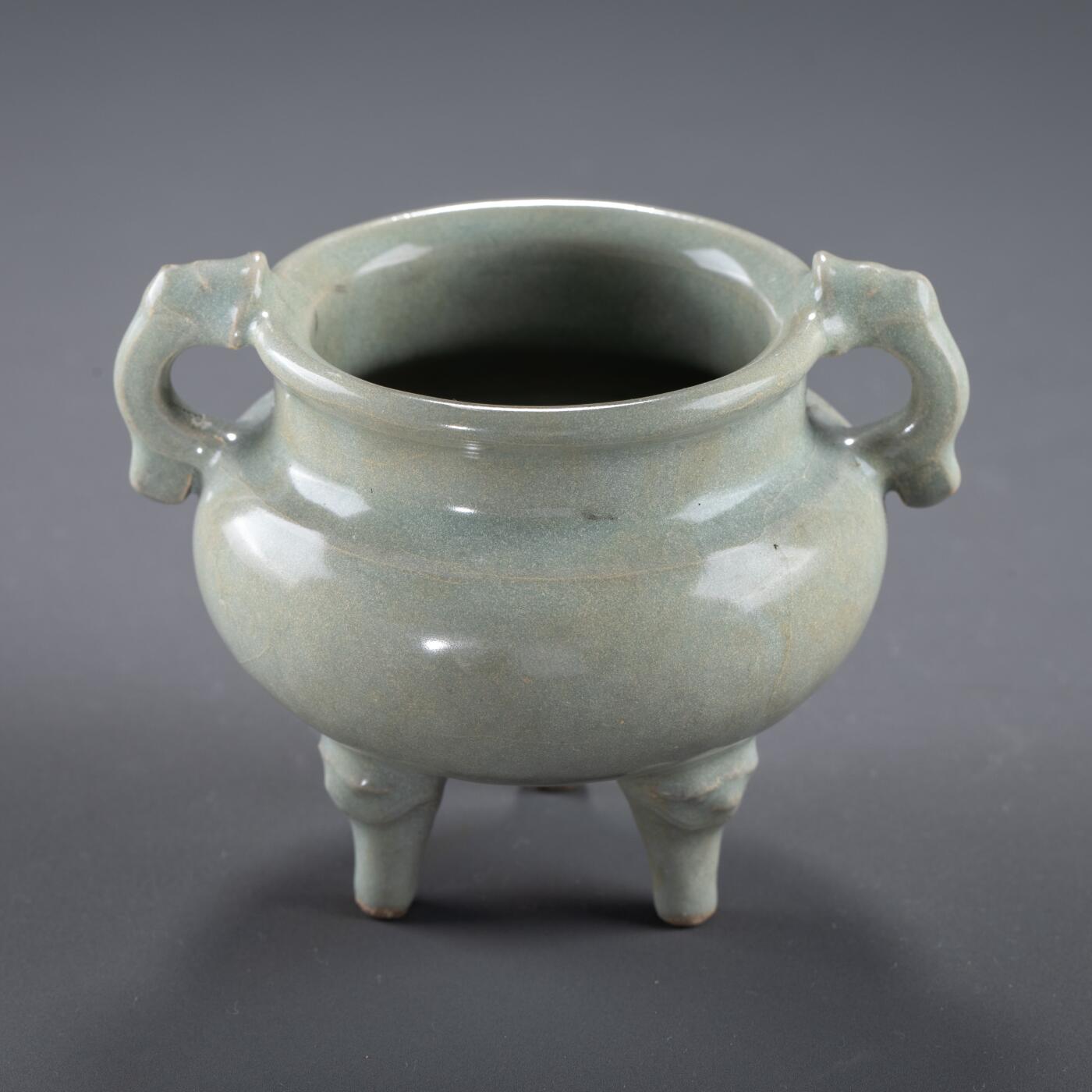日本大阪雅和auction 2025金秋競賣會第一期 南宋 龍泉窯三足獸香爐 尺寸:D:11 H:8.5cm 備註:木箱