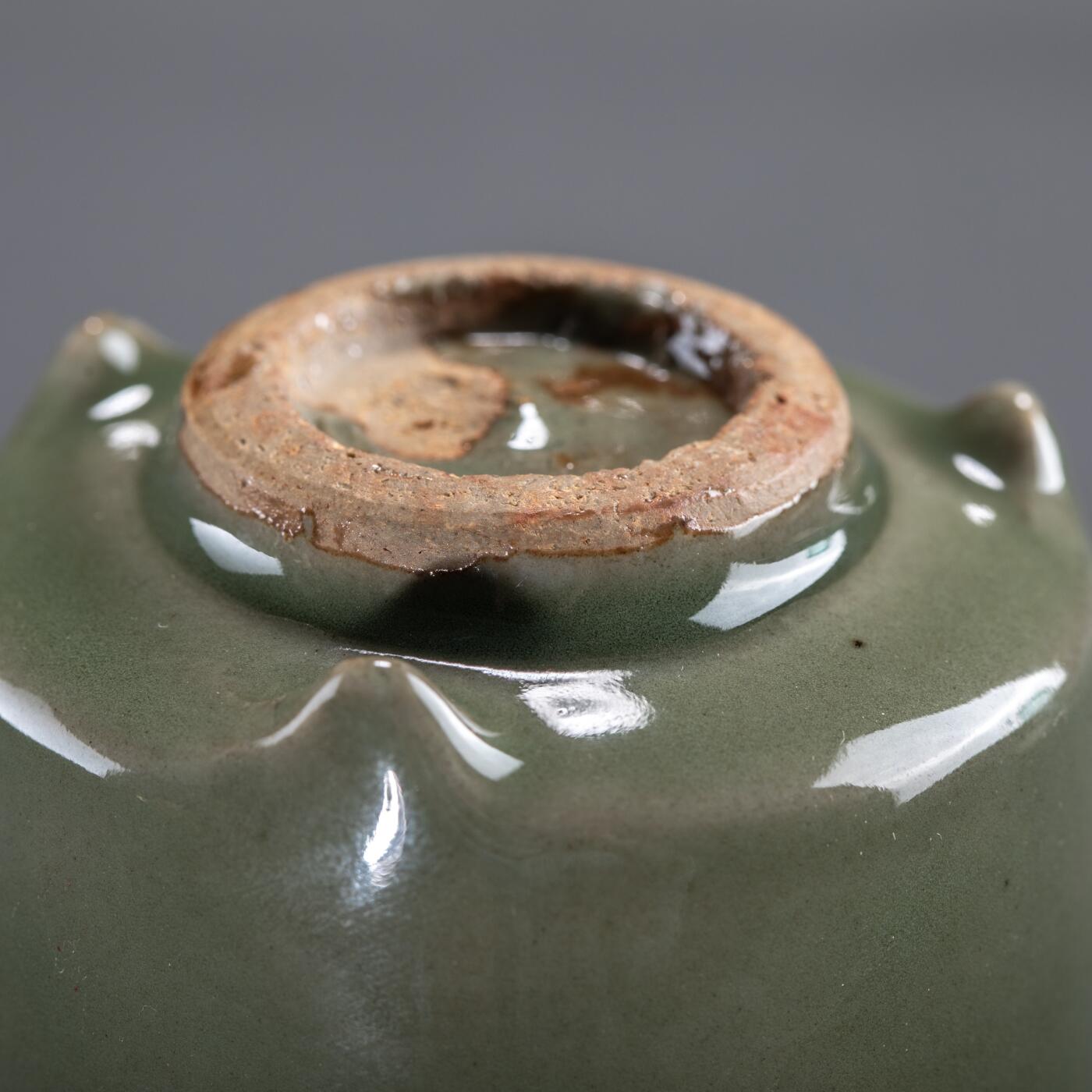 日本大阪雅和auction 2025金秋競賣會第一期 明 龍泉窯香爐 尺寸:D:7 H:5.5cm 備註:木箱