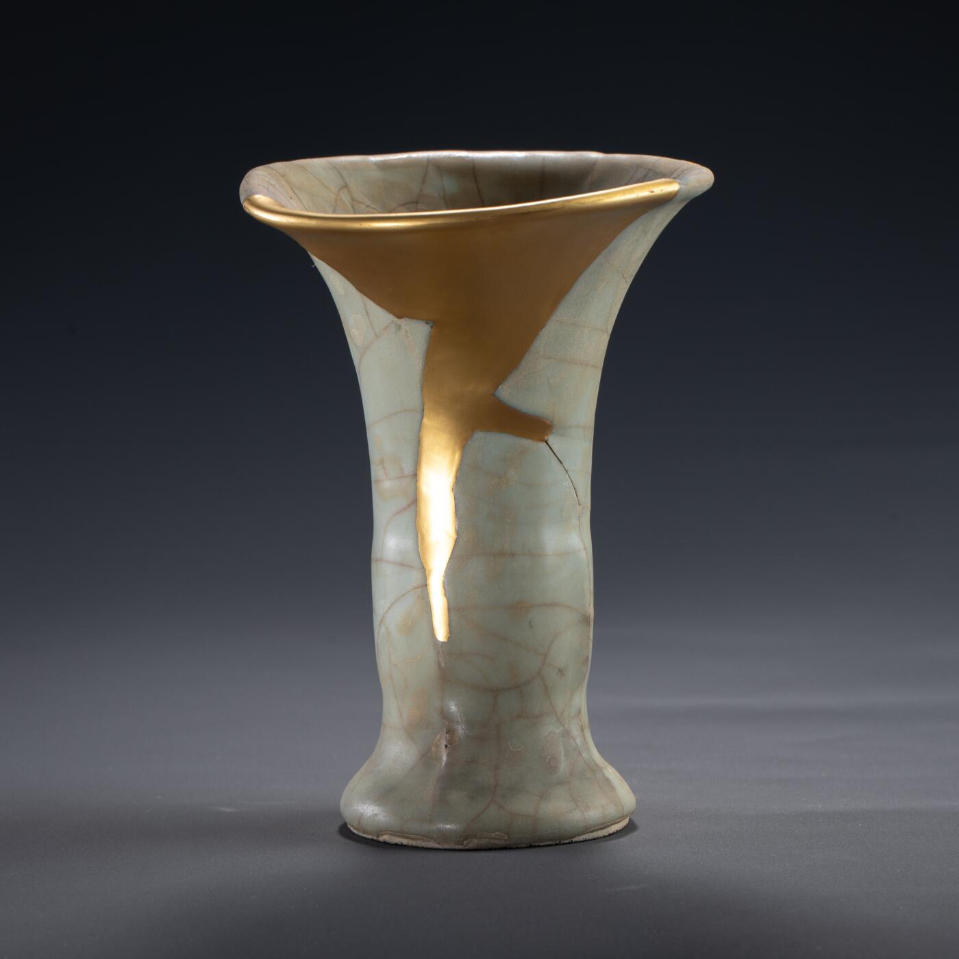 日本大阪雅和auction 2025金秋競賣會第一期 南宋 官窯花觚 金繕 尺寸:W:12 H:16cm