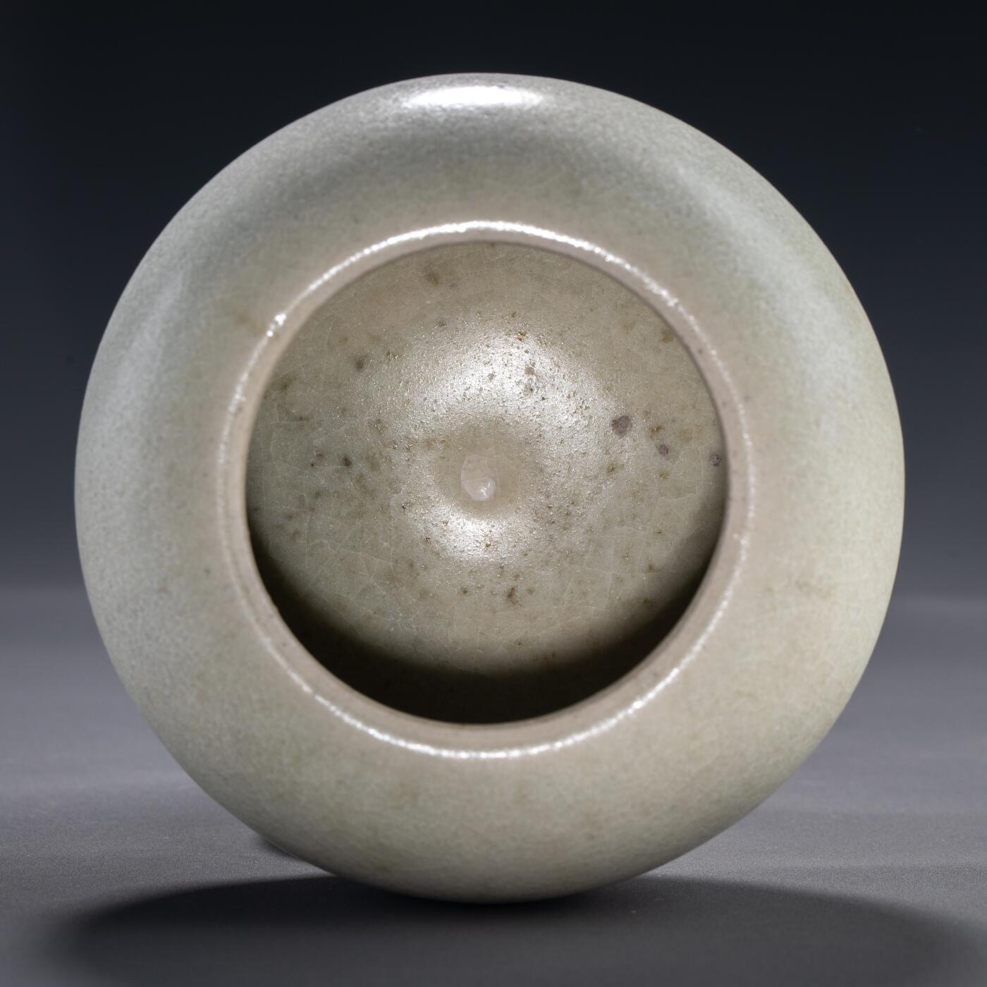 日本大阪雅和auction 2025金秋競賣會第一期 隨 白瓷水盂 尺寸:D:11 H:6.5cm 備註:盒付