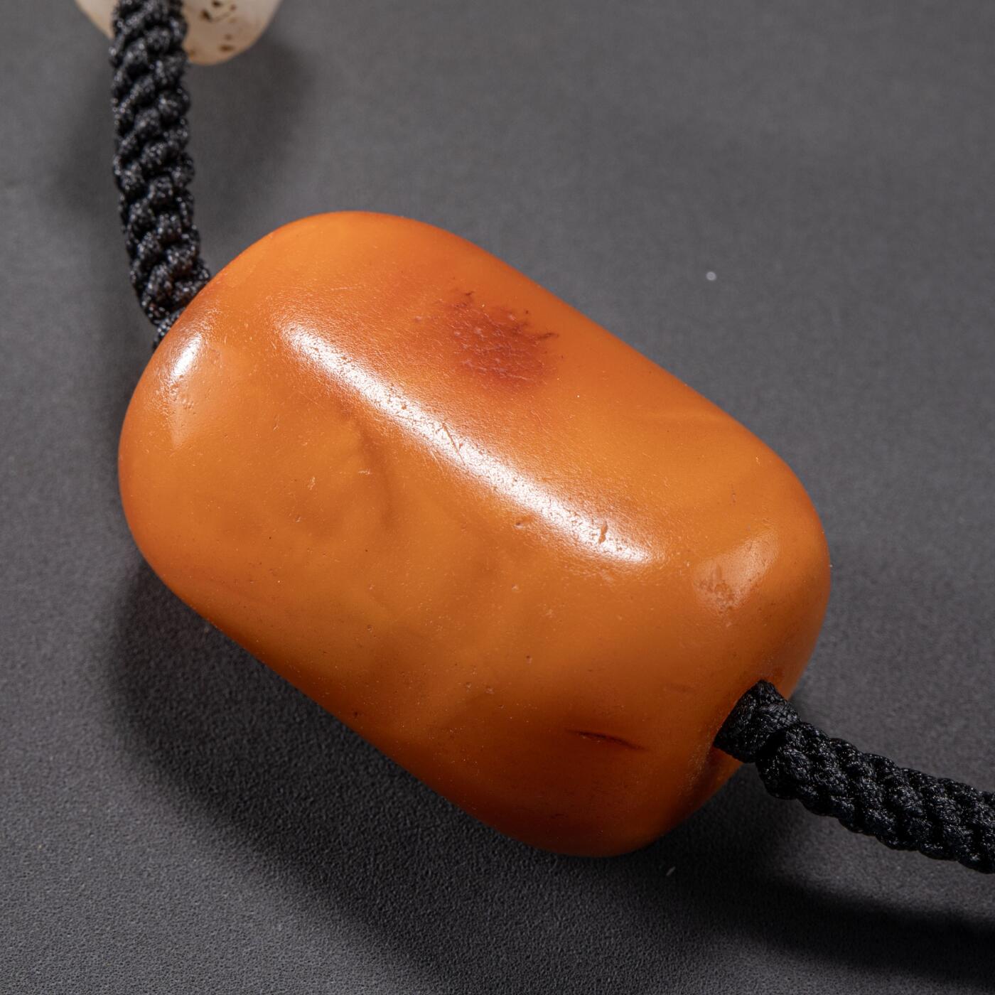 日本大阪雅和auction 2025金秋競賣會第一期 西亞蜜蠟筒珠掛飾32.6g 尺寸:L:34cm