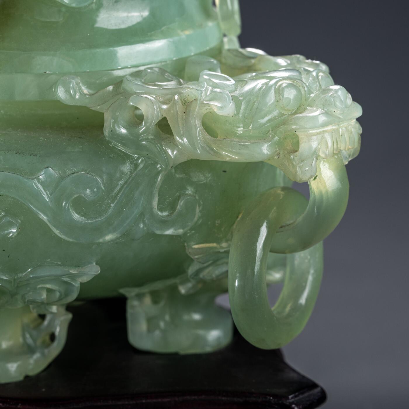 日本大阪雅和auction 2025金秋競賣會第一期 清 玉香爐 尺寸:W:17.5 H:14
底座W:15.5 H:4.5cm 備註:木箱,底座