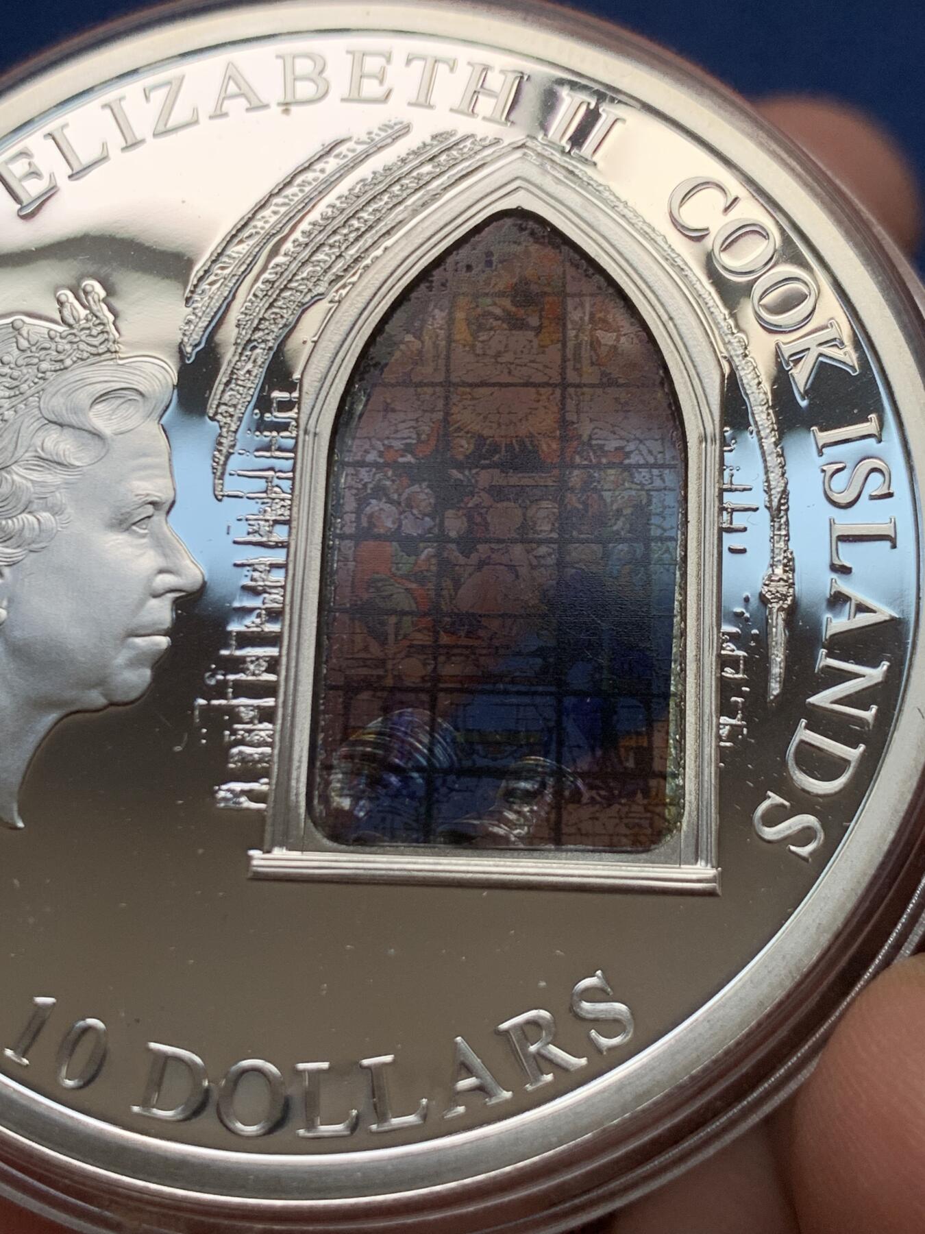 《竞宝斋》第435场 周日，周一2场连拍 （全场包邮） 库克群岛2011年塞维利亚大教堂天堂之门大银币，工艺非凡，925银，50克，发行量2000枚。彩玻璃处有损。