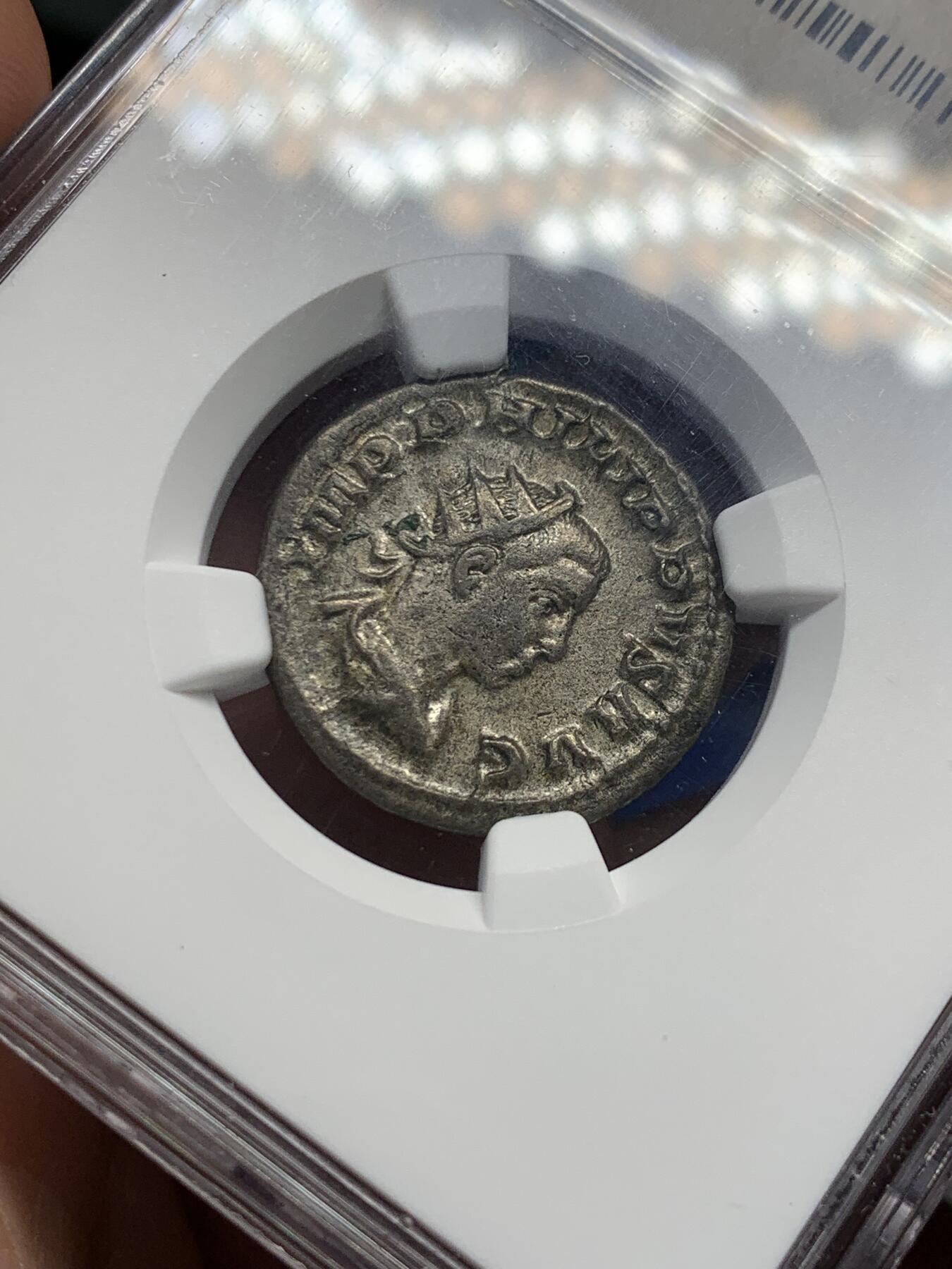 《竞宝斋》第435场 周日，周一2场连拍 （全场包邮） NGC CHVF 古罗马帝国菲利普二世银币，1安东尼安（相当于2狄纳里），公元247-249年，背面是两个小人并排坐着。