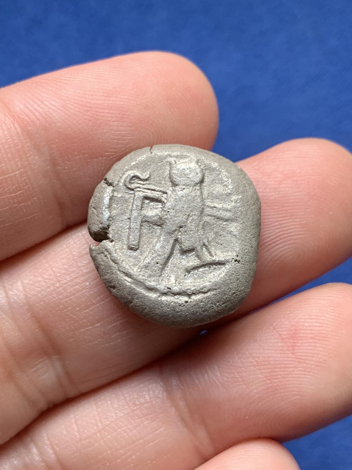 《竞宝斋》第435场 周日，周一2场连拍 （全场包邮） 公元前393-358年【腓尼基】古埃及式猫头鹰＆两河流域美刻尔神，谢克尔银币，12.27克。正面是乌加里特神话中的美刻尔神，骑在有翼海马上，下方有波浪，波浪下方为海豚。背面是猫头鹰背着连枷和弯杖，右侧为腓尼基数字纪年。连枷和弯杖是非常标准的埃及奥西里斯信仰符号，这与推罗曾在埃及统治下有关，其后陆续成为新亚述和新巴比伦的从属。