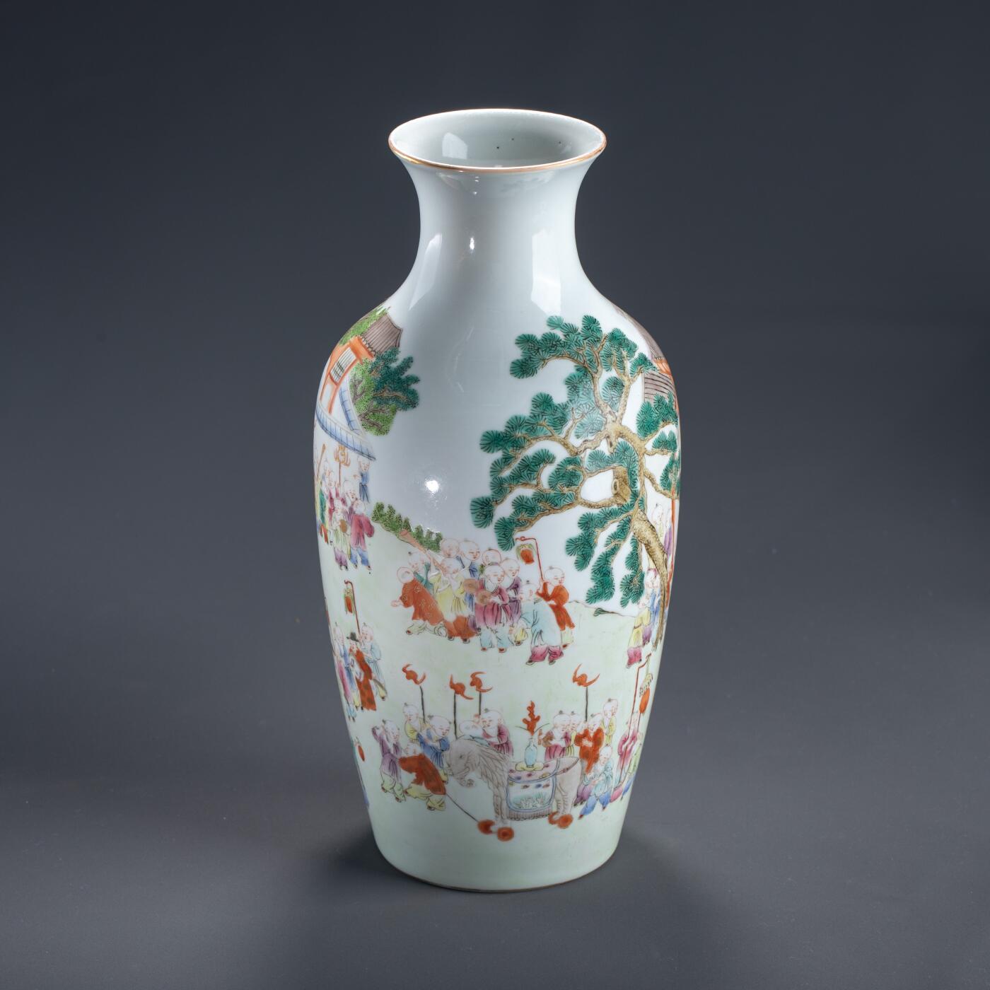 日本大阪雅和auction 2025金秋競賣會第一期 清嘉慶 粉彩戲嬰圖花入 尺寸:W:13 H:27cm 備註:木箱