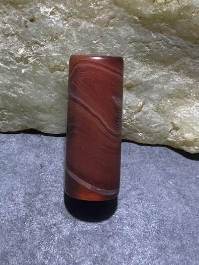 高玉化酒红色缠丝玛瑙通货直桶，桶珠一颗。 - 高玉化酒红色缠丝玛瑙通货直桶，桶珠一颗。