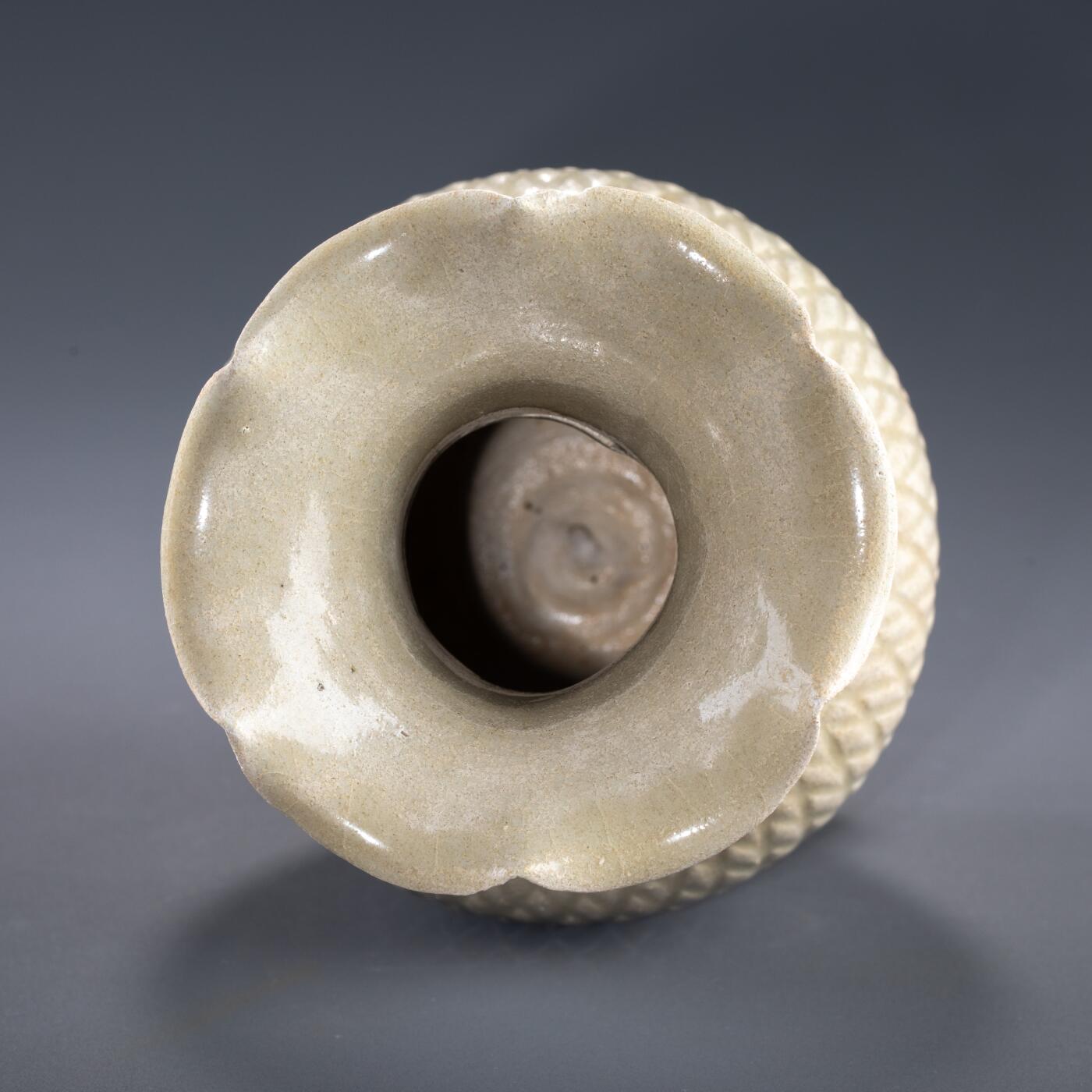 日本大阪雅和auction 2025金秋競賣會第一期 宋 景德鎮窯花口瓶 尺寸:D:11 H:18cm 備註:盒付   本品為宋代景德鎮窯所製影青瓷瓶，胎質細膩，釉色清潤淡雅，瓶身飾以規整的菱形紋，刻畫細緻，器形優雅大方。瓶口外撇如花瓣綻放，極富裝飾性與藝術美感。影青釉為宋代瓷器代表性風格之一，於光影之下更顯晶瑩溫潤，展現出高超的制瓷工藝與審美品味。保存狀況良好，收藏與陳設皆宜，誠為宋瓷愛好者珍貴之選。