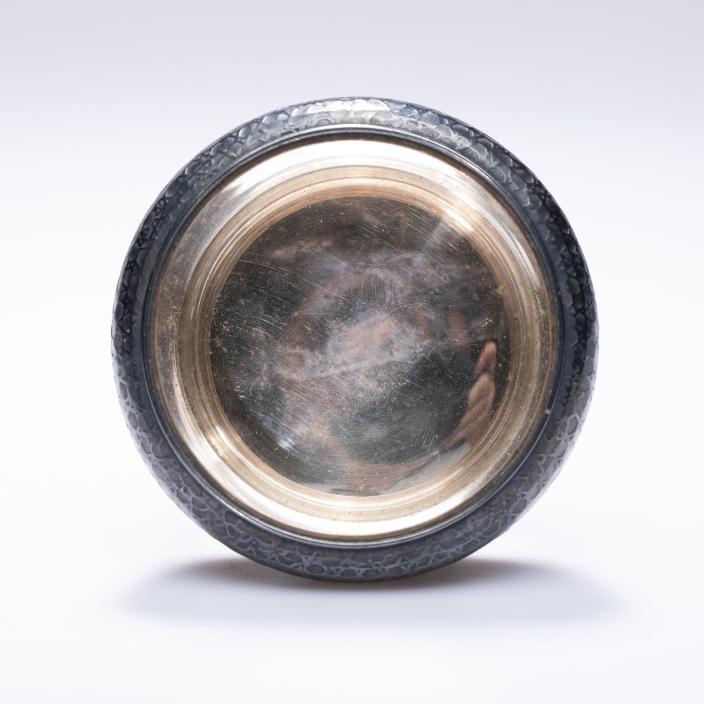 日本大阪雅和auction 2025金秋競賣會第一期 民國 鄭孝胥銀墨盒 尺寸:D:8 H:3
底座D:8 H:2cm 備註:底座