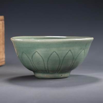 日本大阪雅和auction 2025金秋競賣會第一期 - 明 龍泉刻花碗 尺寸:D:14 H:7cm 備註:木箱