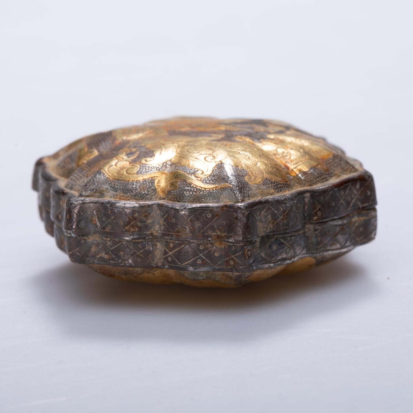 日本大阪雅和auction 2025金秋競賣會第一期 唐 鎏金六角粉盒 尺寸:W:4.5 H:2cm