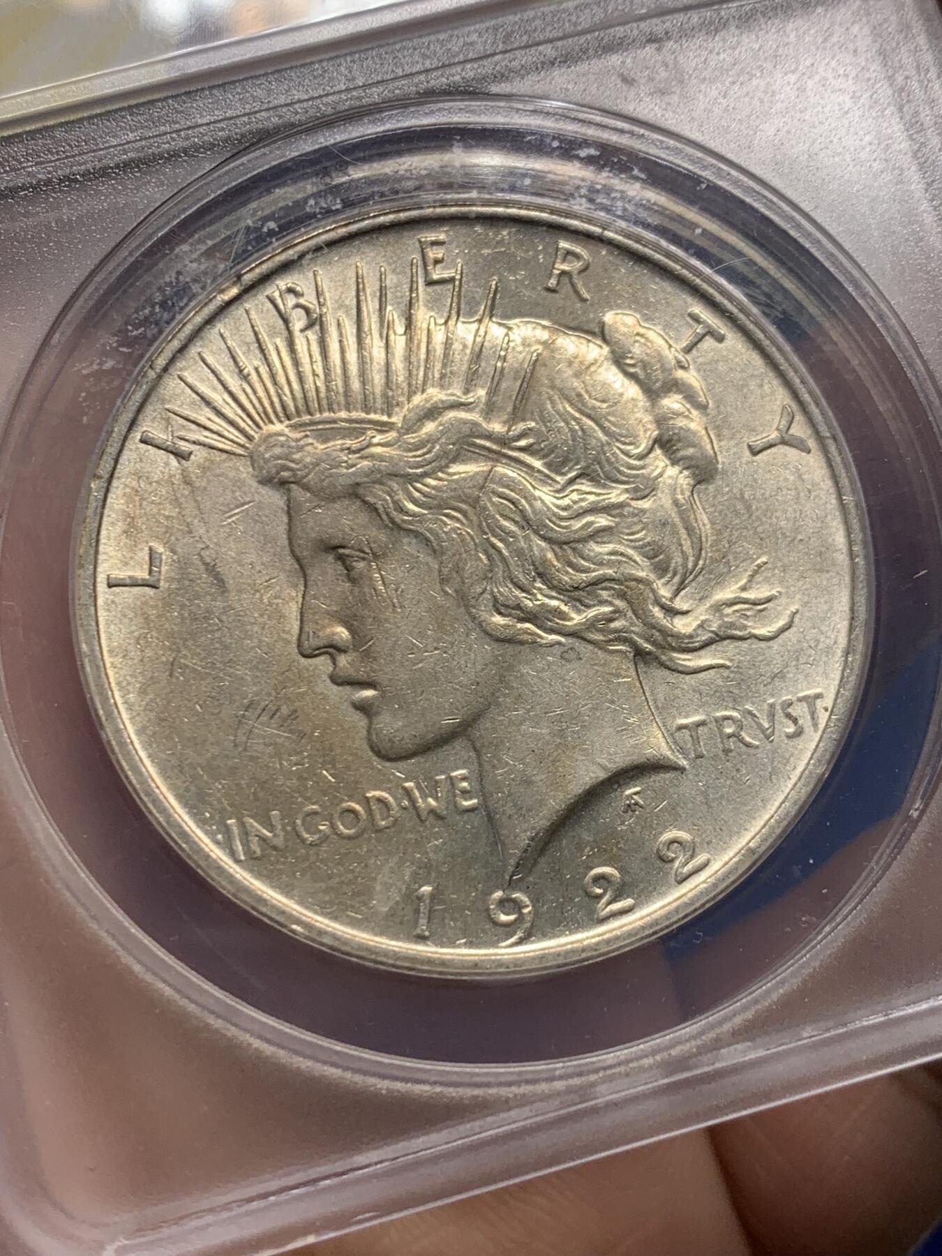 《竞宝斋》第435场 周日，周一2场连拍 （全场包邮） ANACS AU58 小黄盒 1922年美国和平银币，两面带着黄油光，实物不错。