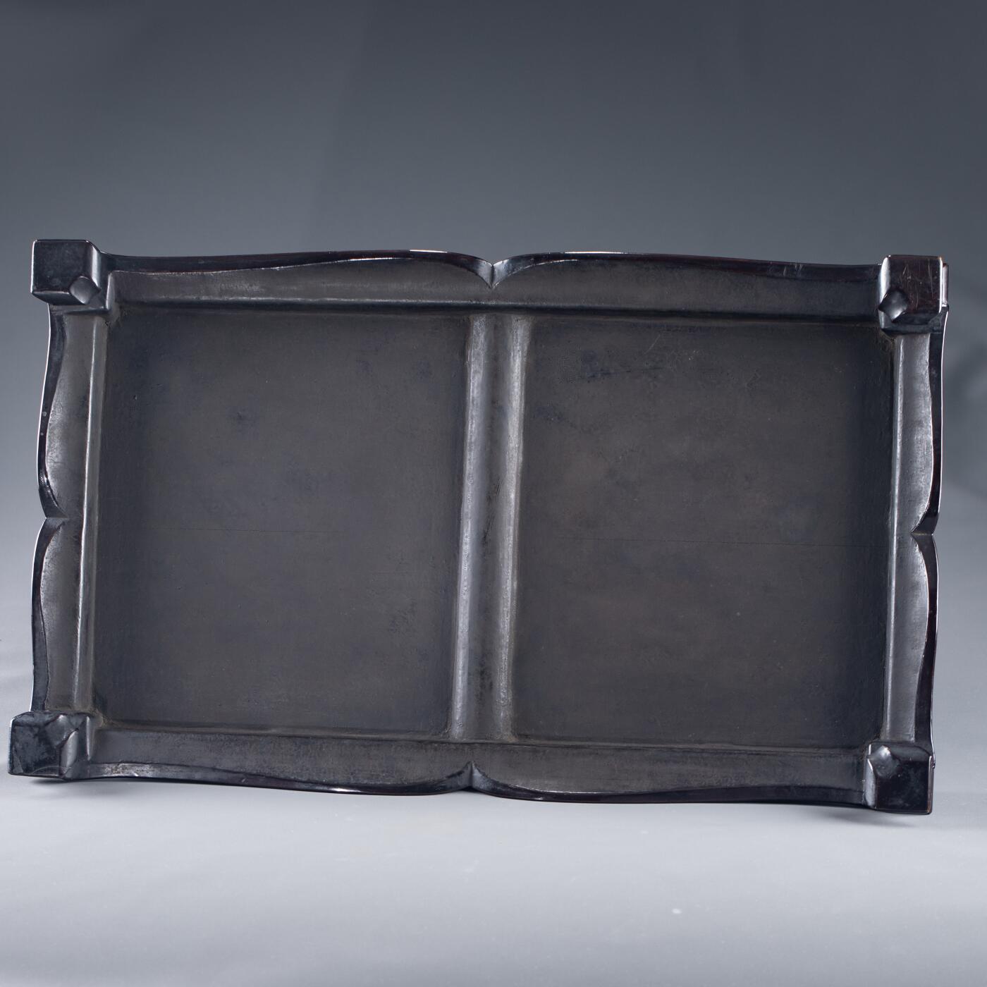 日本大阪雅和auction 2025金秋競賣會第一期 清 大漆四方檯 尺寸:L:54 W:32 H:8cm 備註:木箱