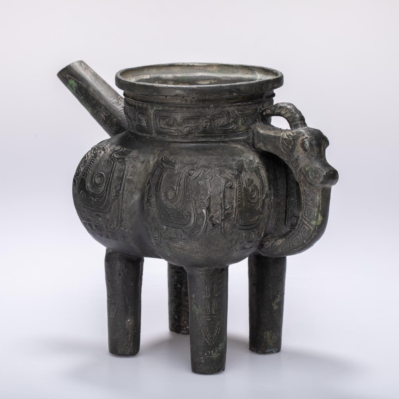 日本大阪雅和auction 2025金秋競賣會第一期 宋 铜凤鸟纹龙柄盉 尺寸:W:23 H:19cm 備註:盒付