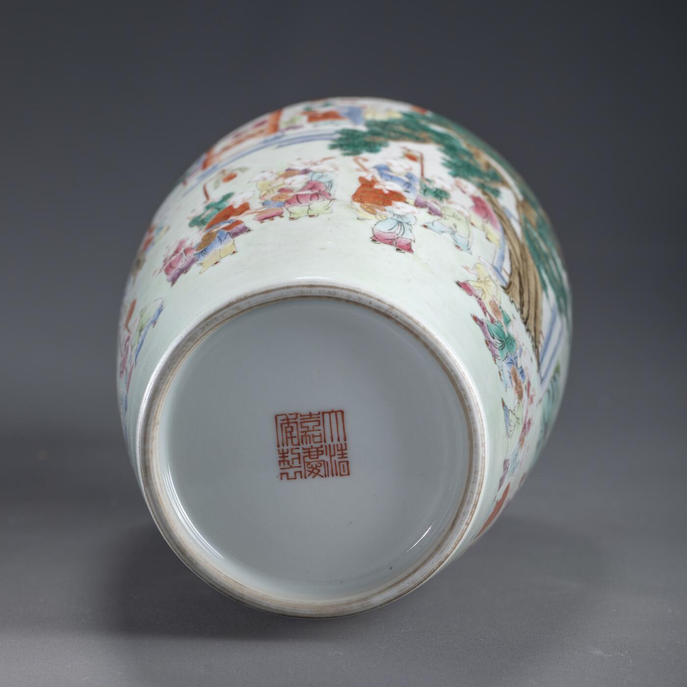 日本大阪雅和auction 2025金秋競賣會第一期 清嘉慶 粉彩戲嬰圖花入 尺寸:W:13 H:27cm 備註:木箱