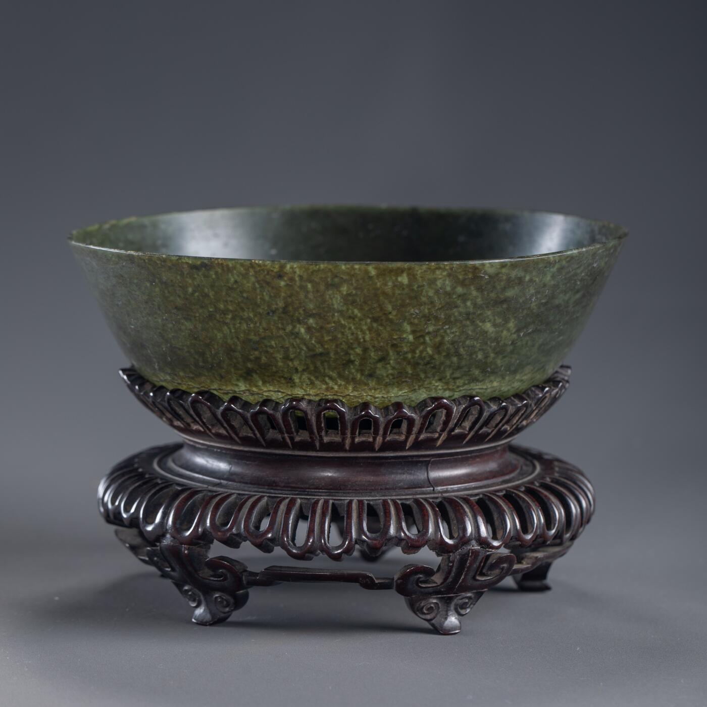 日本大阪雅和auction 2025金秋競賣會第一期 清 墨玉碗 尺寸:D:18 H:5.5
底座D:16 H:7cm 備註:木箱,底座