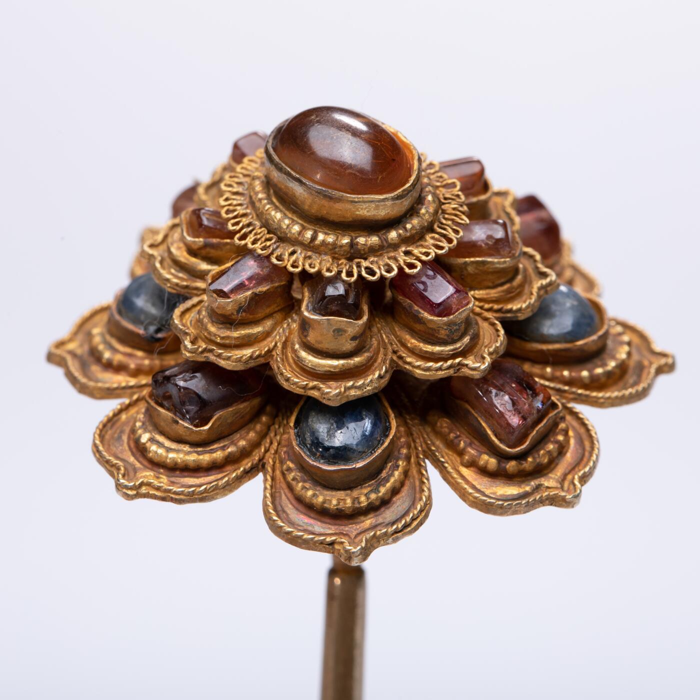 日本大阪雅和auction 2025金秋競賣會第一期 明 銅鎏金嵌寶石髮簪 尺寸:L:14.5cm 備註:木箱