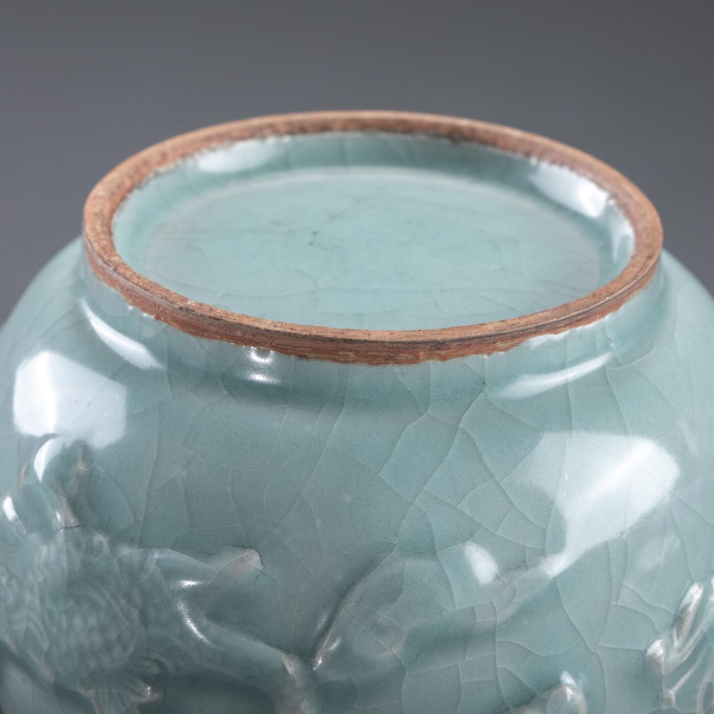 日本大阪雅和auction 2025金秋競賣會第一期 元 龍泉窯龍紋蓋罐 尺寸:D:15 H:13.5cm