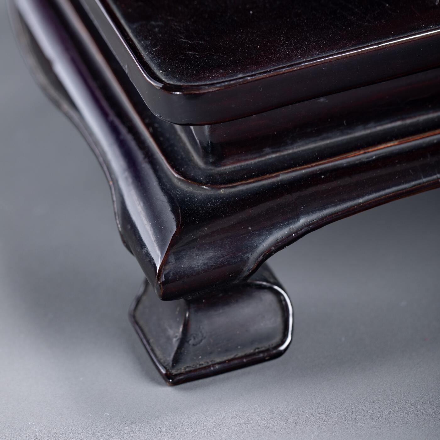 日本大阪雅和auction 2025金秋競賣會第一期 清 大漆四方檯 尺寸:L:54 W:32 H:8cm 備註:木箱