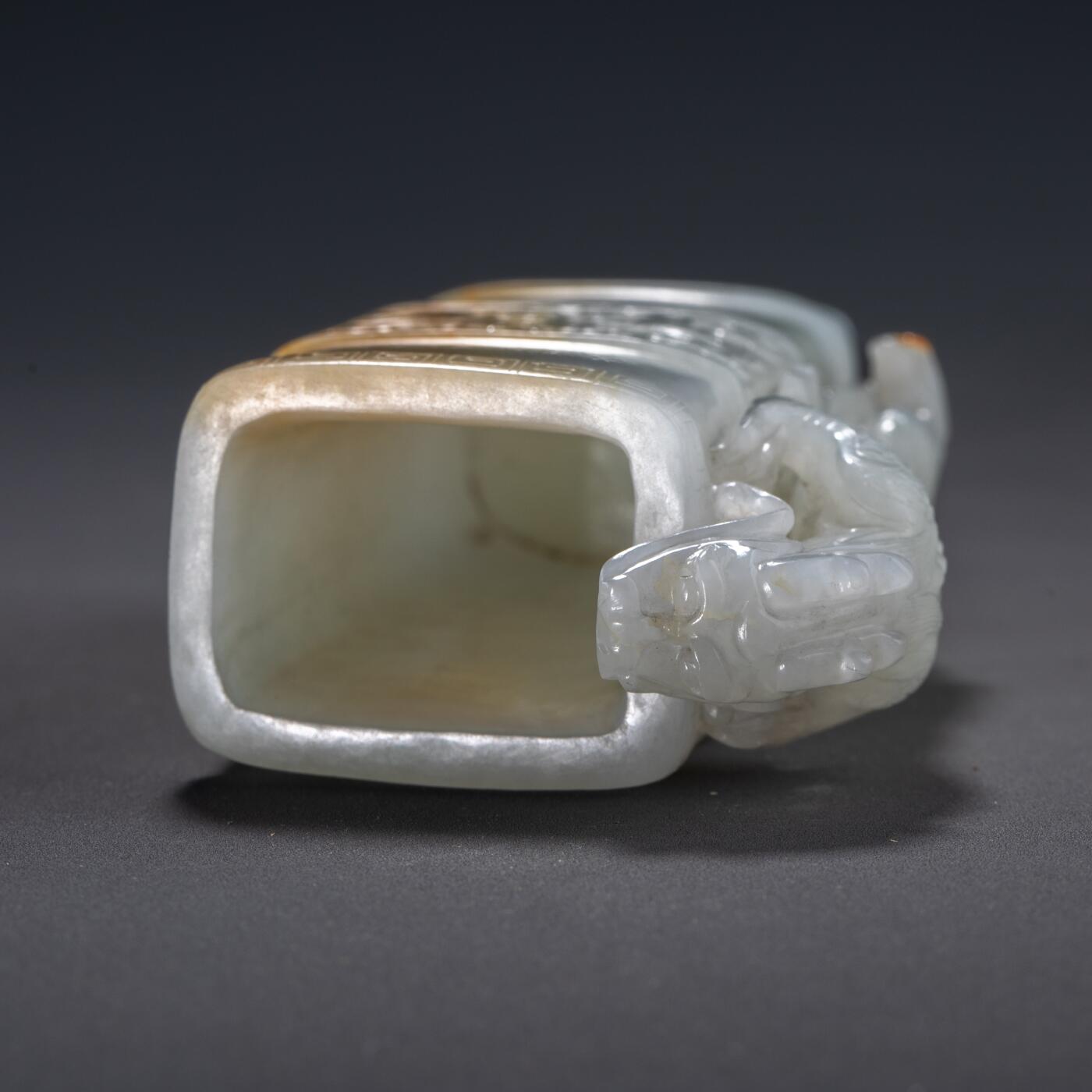 日本大阪雅和auction 2025金秋競賣會第一期 清 白玉龍紋梔杯 尺寸:W:5.5 H:9.5cm 備註:盒付