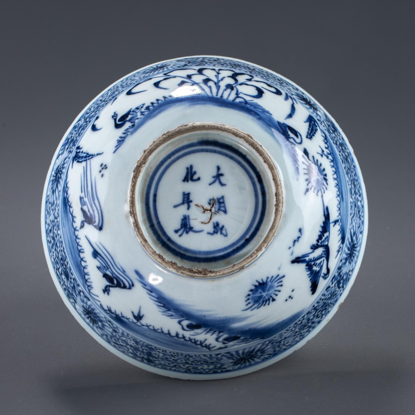 日本大阪雅和auction 2025金秋競賣會第一期 明末 青花飛鳥食宿大碗 尺寸:D:17.5 H:6.5cm 備註:木箱