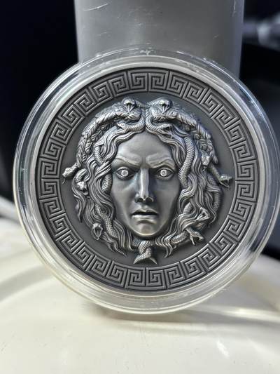 第181期拍卖 - 喀麦隆2019年蛇发女妖美杜莎3盎司高浮雕镶钻银币,999银，发行量250枚