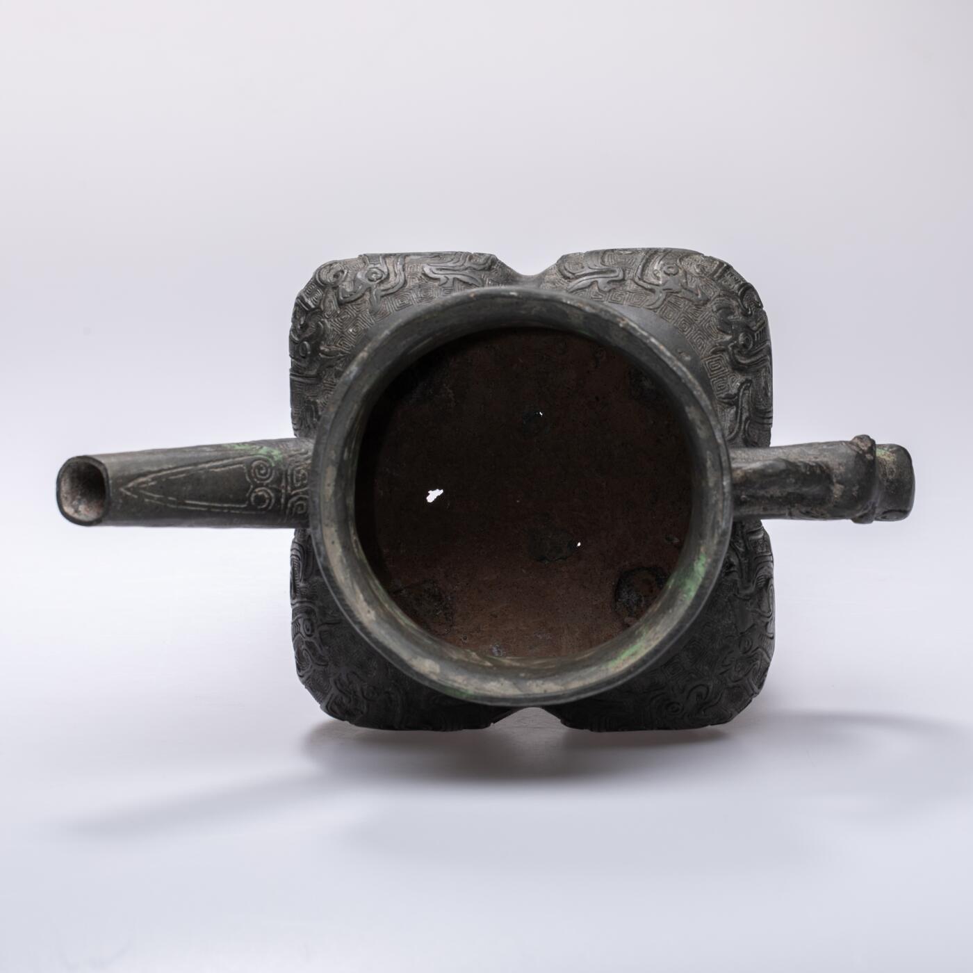 日本大阪雅和auction 2025金秋競賣會第一期 宋 铜凤鸟纹龙柄盉 尺寸:W:23 H:19cm 備註:盒付