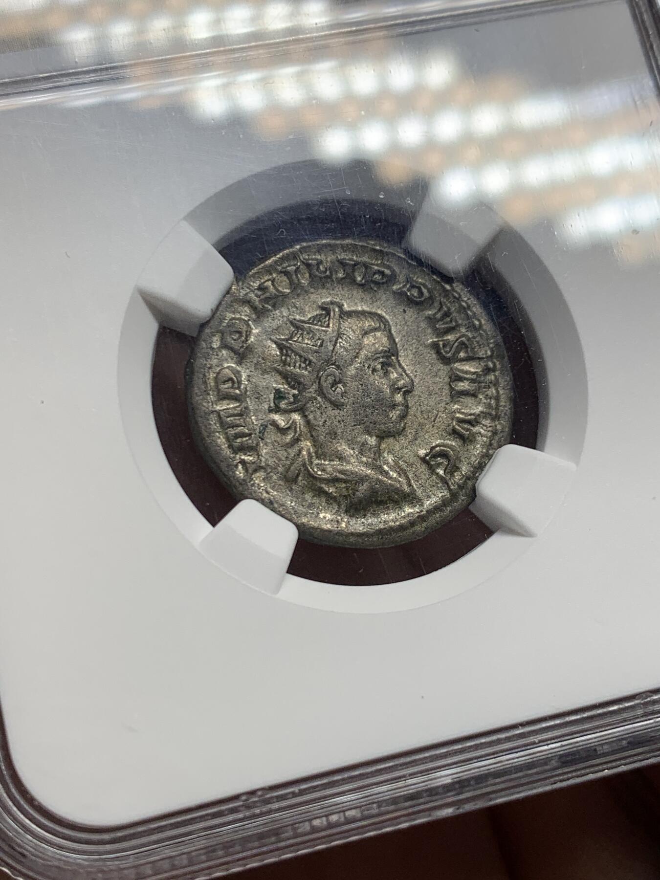 《竞宝斋》第435场 周日，周一2场连拍 （全场包邮） NGC CHVF 古罗马帝国菲利普二世银币，1安东尼安（相当于2狄纳里），公元247-249年，背面是两个小人并排坐着。