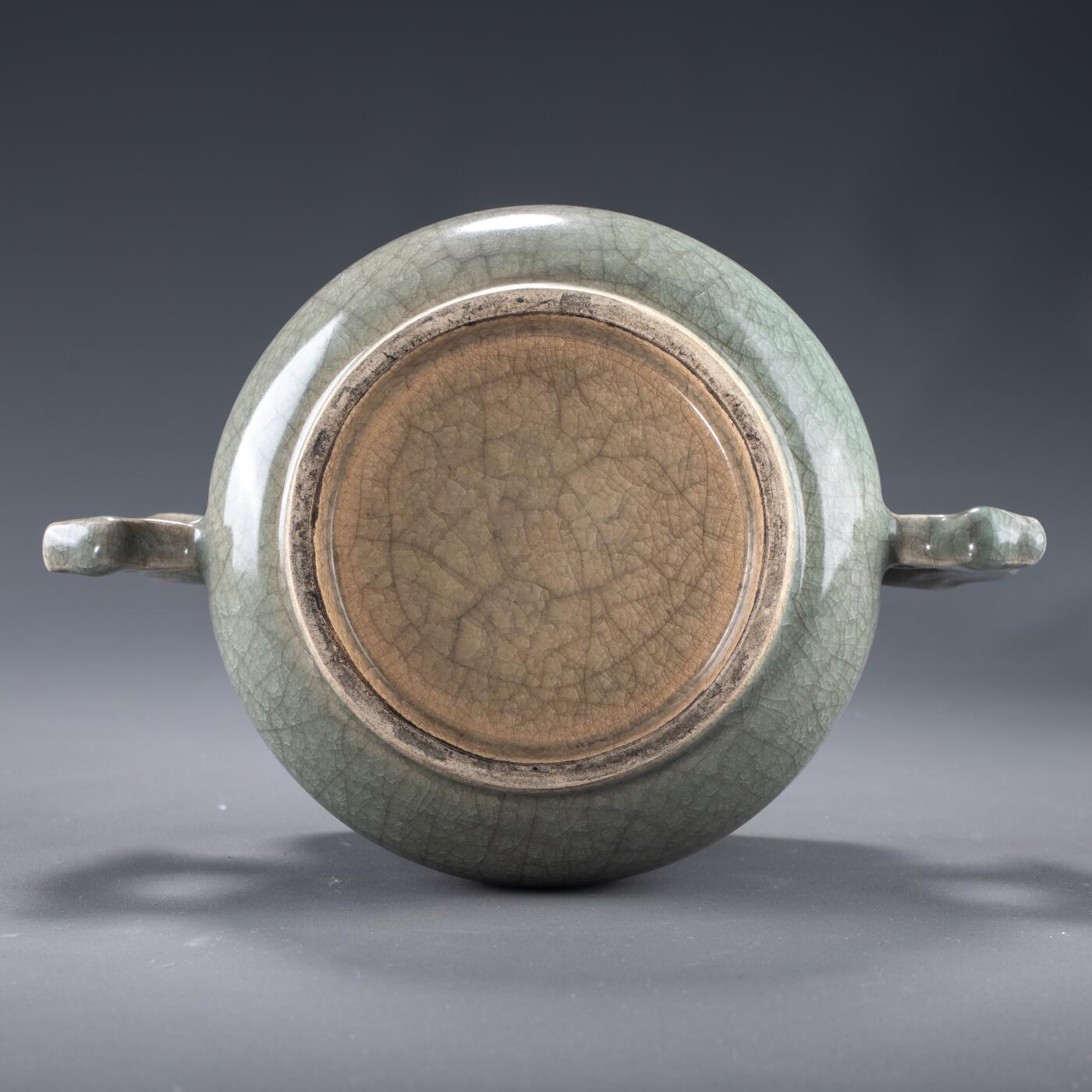 日本大阪雅和auction 2025金秋競賣會第一期 南宋 龍泉窯簋式爐 尺寸:W:23 H:13cm 備註:木箱