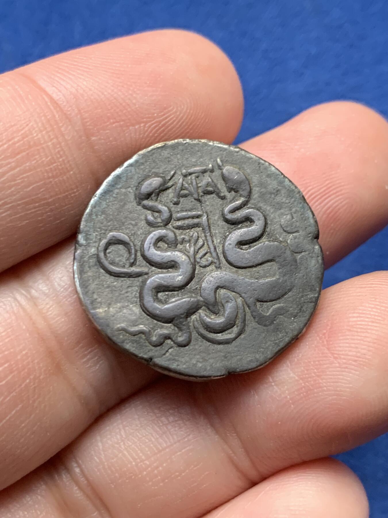 《竞宝斋》第435场 周日，周一2场连拍 （全场包邮） 公元前42-前39年 帕加马王国蛇篮4德拉克马银币 重12.43克 Cistophorus（κιστοφόρος）是古代帕伽马的硬币。它于公元前190年在该城市被引入，为王国提供塞琉古银币和菲莱泰罗斯四德拉克马银币的替代品。它也被王国控制下的许多其他城市所使用。在罗马人征服帕伽马后，该货币被继续以不同的类型铸造流通，直到哈德良时代。它的关税面值为4德拉克马，但重量仅为3德拉克马