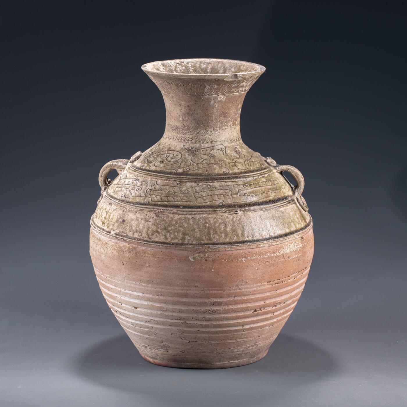 日本大阪雅和auction 2025金秋競賣會第一期 漢 灰釉線刻雙耳罐 尺寸:W:25 H33cm