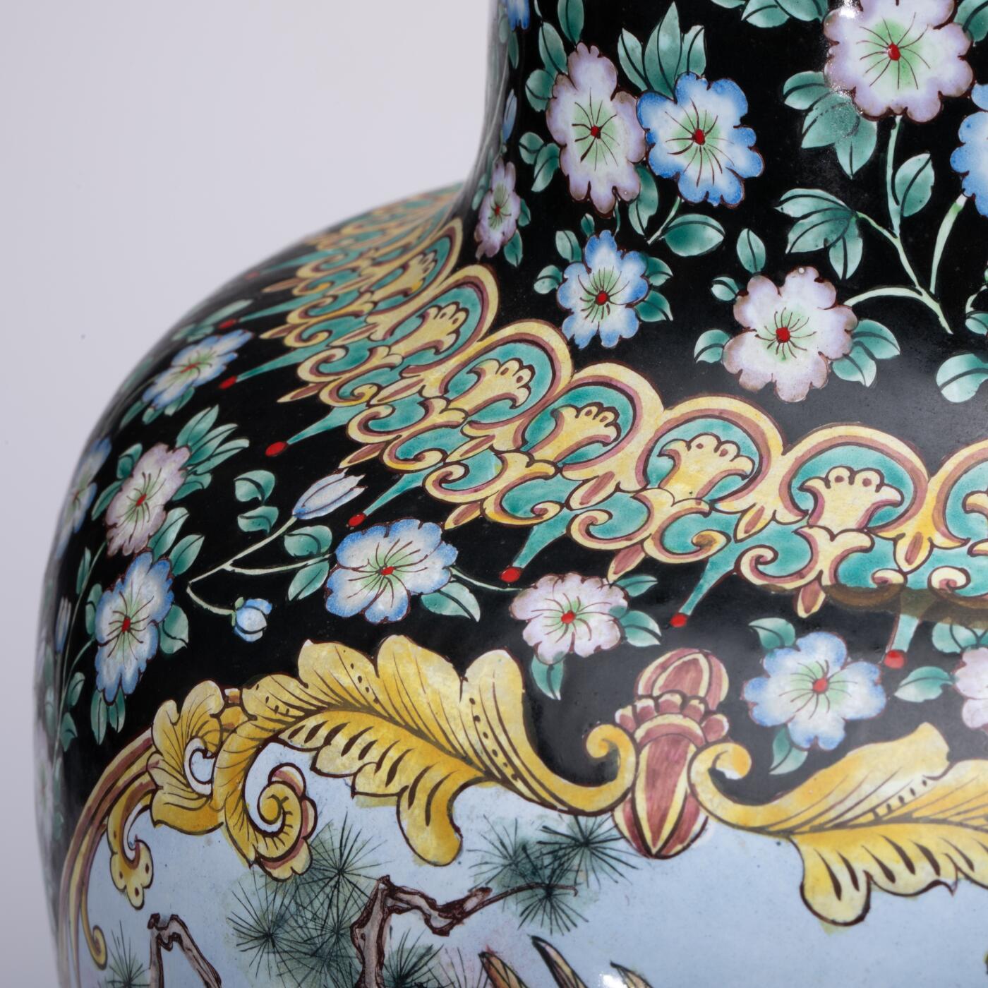 日本大阪雅和auction 2025金秋競賣會第一期 清 銅臺畫琺瑯鬆鷹圖花入 尺寸:W:23 H:37cm