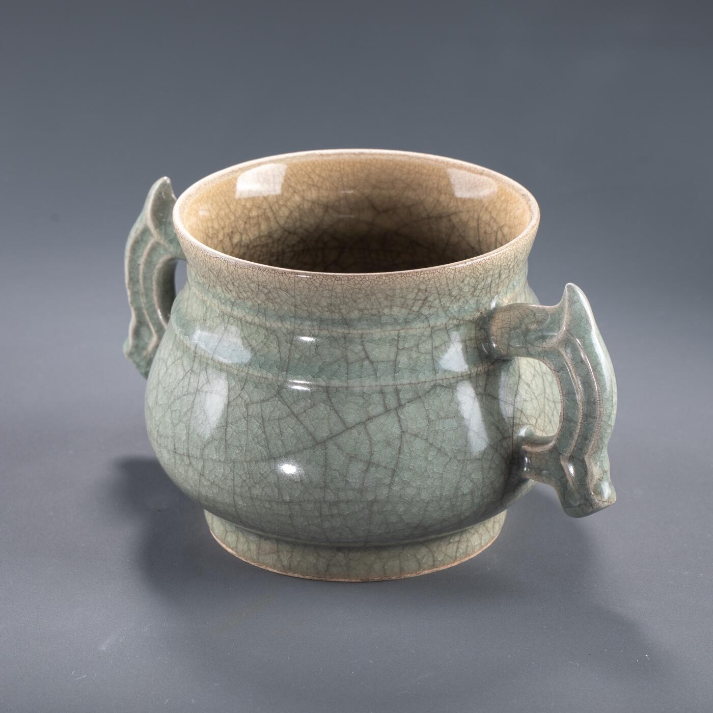 日本大阪雅和auction 2025金秋競賣會第一期 南宋 龍泉窯簋式爐 尺寸:W:23 H:13cm 備註:木箱