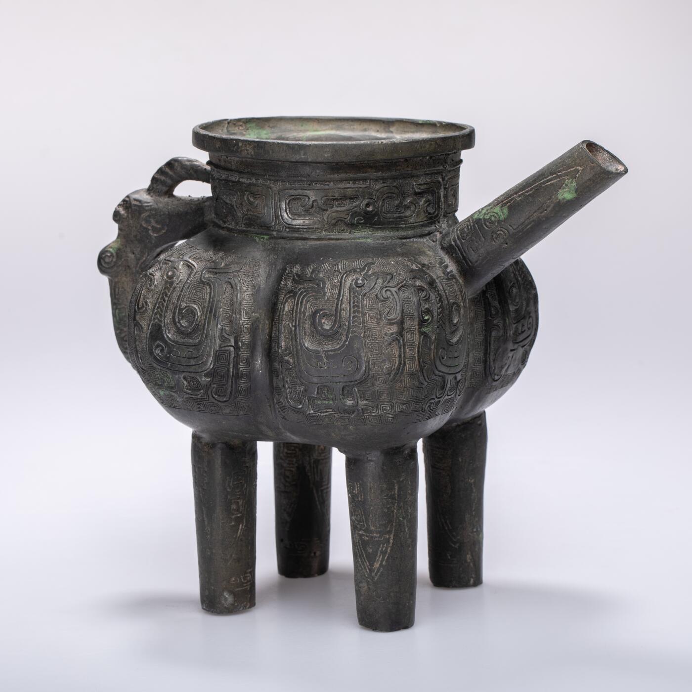 日本大阪雅和auction 2025金秋競賣會第一期 宋 铜凤鸟纹龙柄盉 尺寸:W:23 H:19cm 備註:盒付