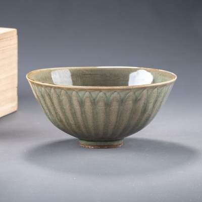 日本大阪雅和auction 2025金秋競賣會第一期 - 南宋 龍泉窯蓮瓣碗 尺寸:D:17.5 H:8cm 備註:木箱