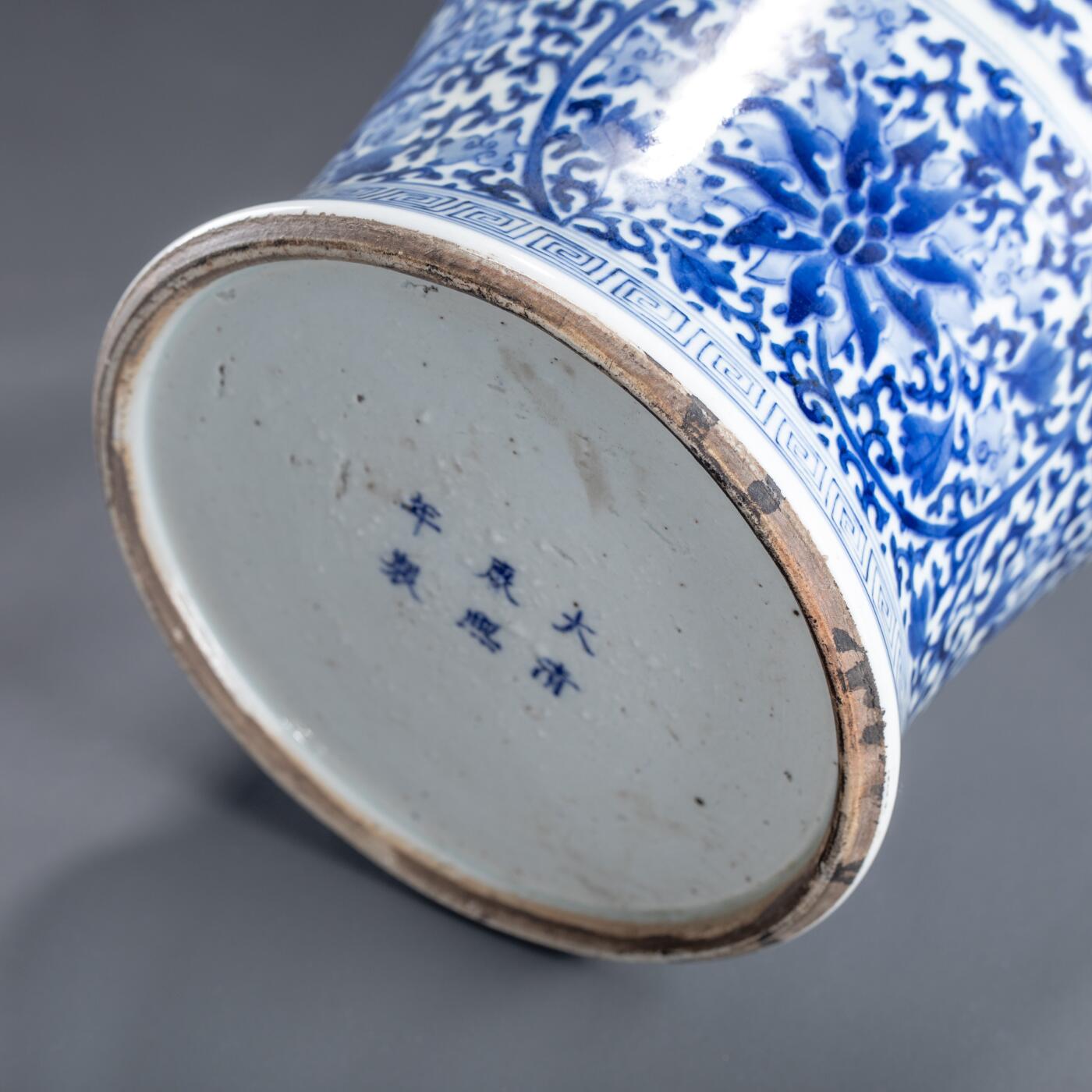 日本大阪雅和auction 2025金秋競賣會第一期 清 染付福祿蓮生貴子開窗瓶 尺寸:W:22 H:48cm