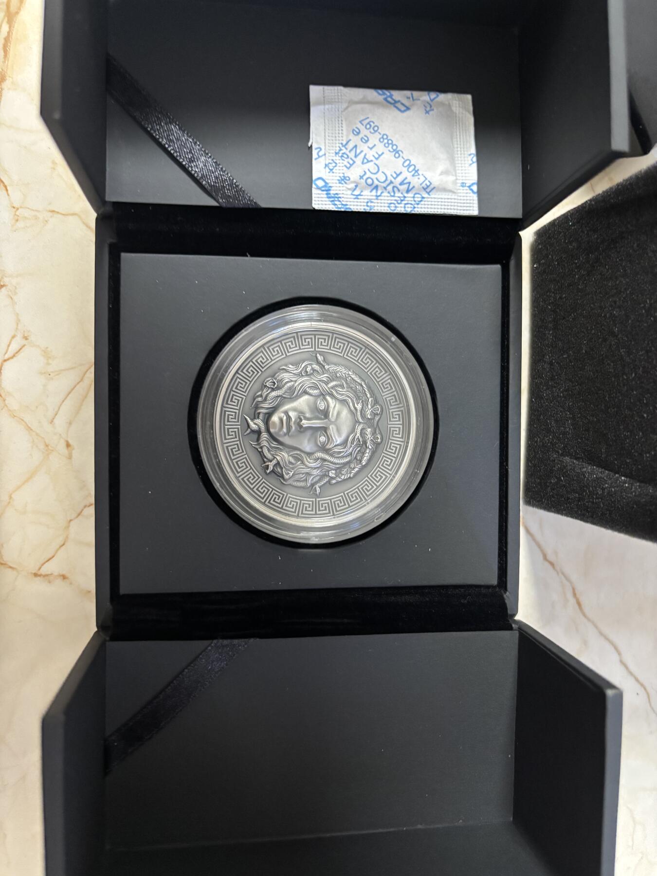 第181期拍卖 喀麦隆2019年蛇发女妖美杜莎3盎司高浮雕镶钻银币,999银，发行量250枚