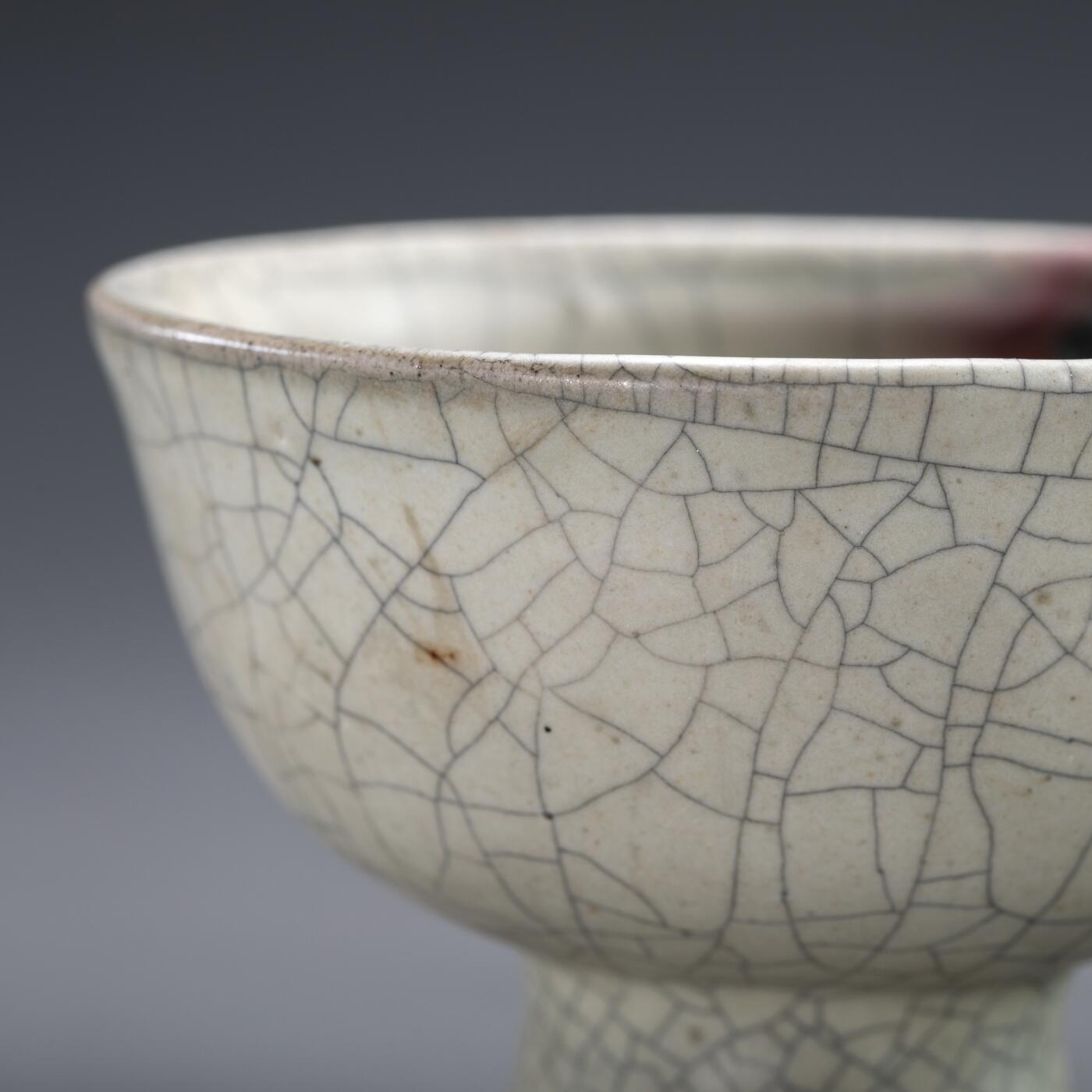 日本大阪雅和auction 2025金秋競賣會第一期 元 哥窯高足杯 尺寸:D:11.5 H:8.5cm 備註:木箱