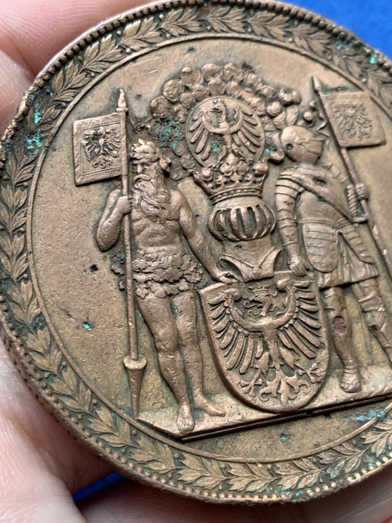 《竞宝斋》第435场 周日，周一2场连拍 （全场包邮） 1896年 弗罗茨瓦夫 威廉二世纪念碑 落成纪念大铜章 奖章正面为西里西亚族徽 野人，骑士高浮雕制作 品种难得 边缘刻有 纪念威廉二世皇帝纪念碑揭幕 有些许变形 细节见图 59.7m 76.8克