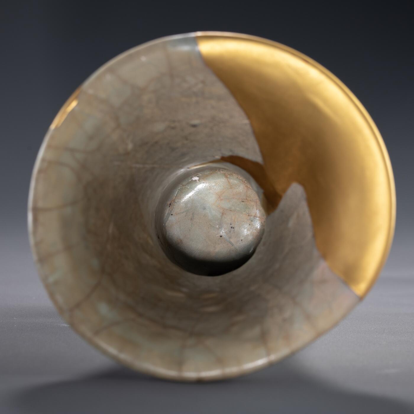 日本大阪雅和auction 2025金秋競賣會第一期 南宋 官窯花觚 金繕 尺寸:W:12 H:16cm