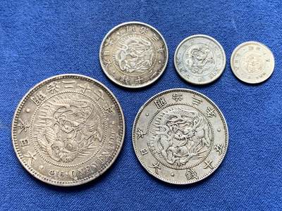 《竞宝斋》第435场 周日，周一2场连拍 （全场包邮） - 日本银币一套 明治二十七年一圆，明治三年50钱，明治三年20钱，明治三十二年10钱，明治六年5钱。各种品相，细节见图。